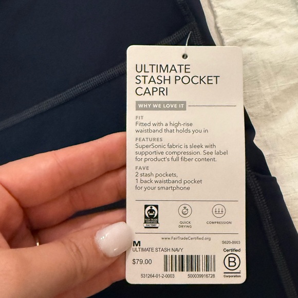 NWT Athleta Women's Navy Ultimate Stash Pocket Capri Leggings Size M - Picture 3 of 8